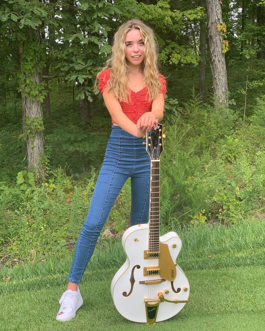 Jeena Davis standing with a guitar