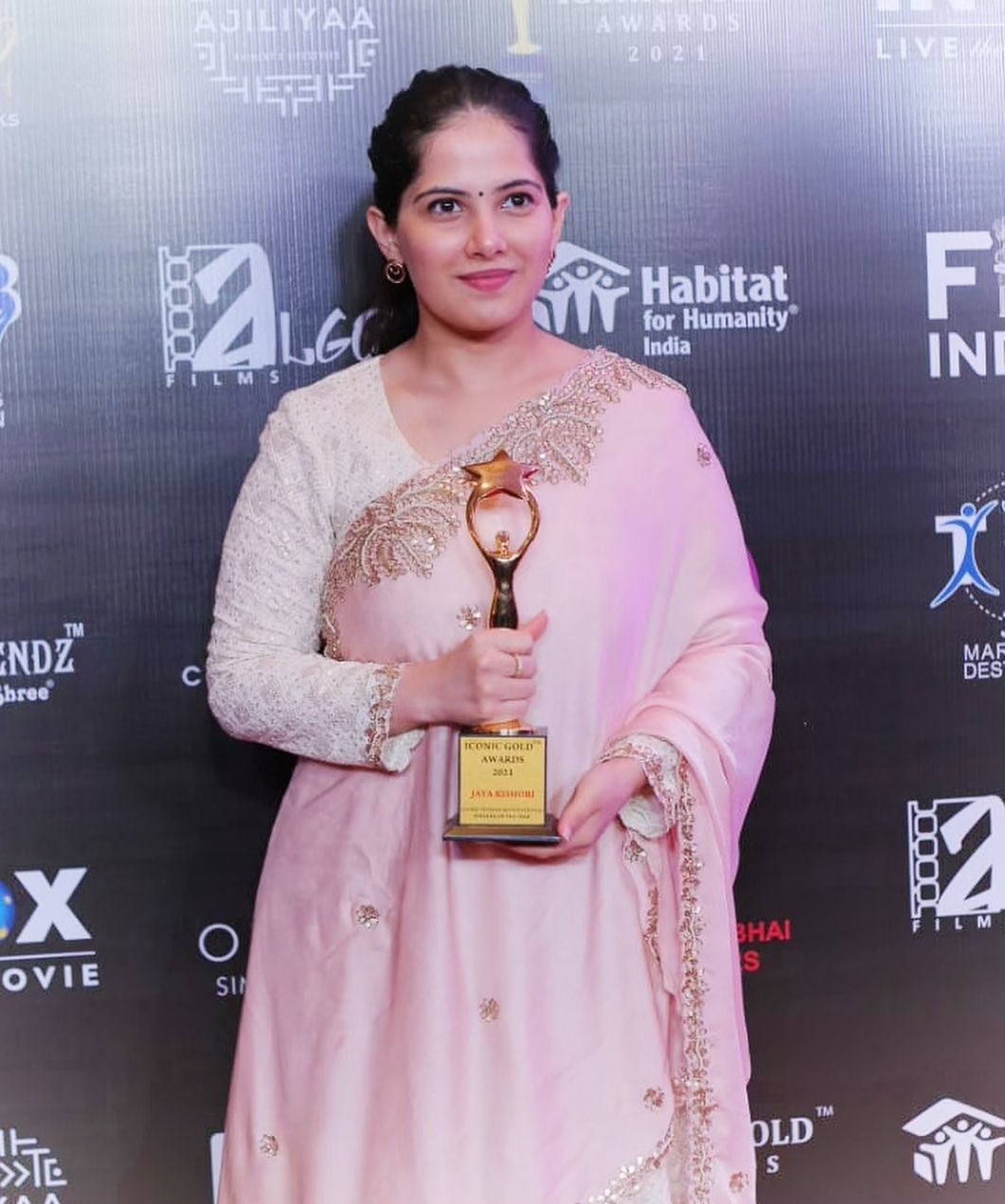 Jaya Kishori with "Iconic Motivational Speaker of the Year" Award