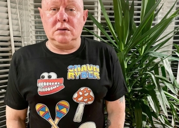 Shaun Ryder wearing a Mumbo Jumbo T-shirt