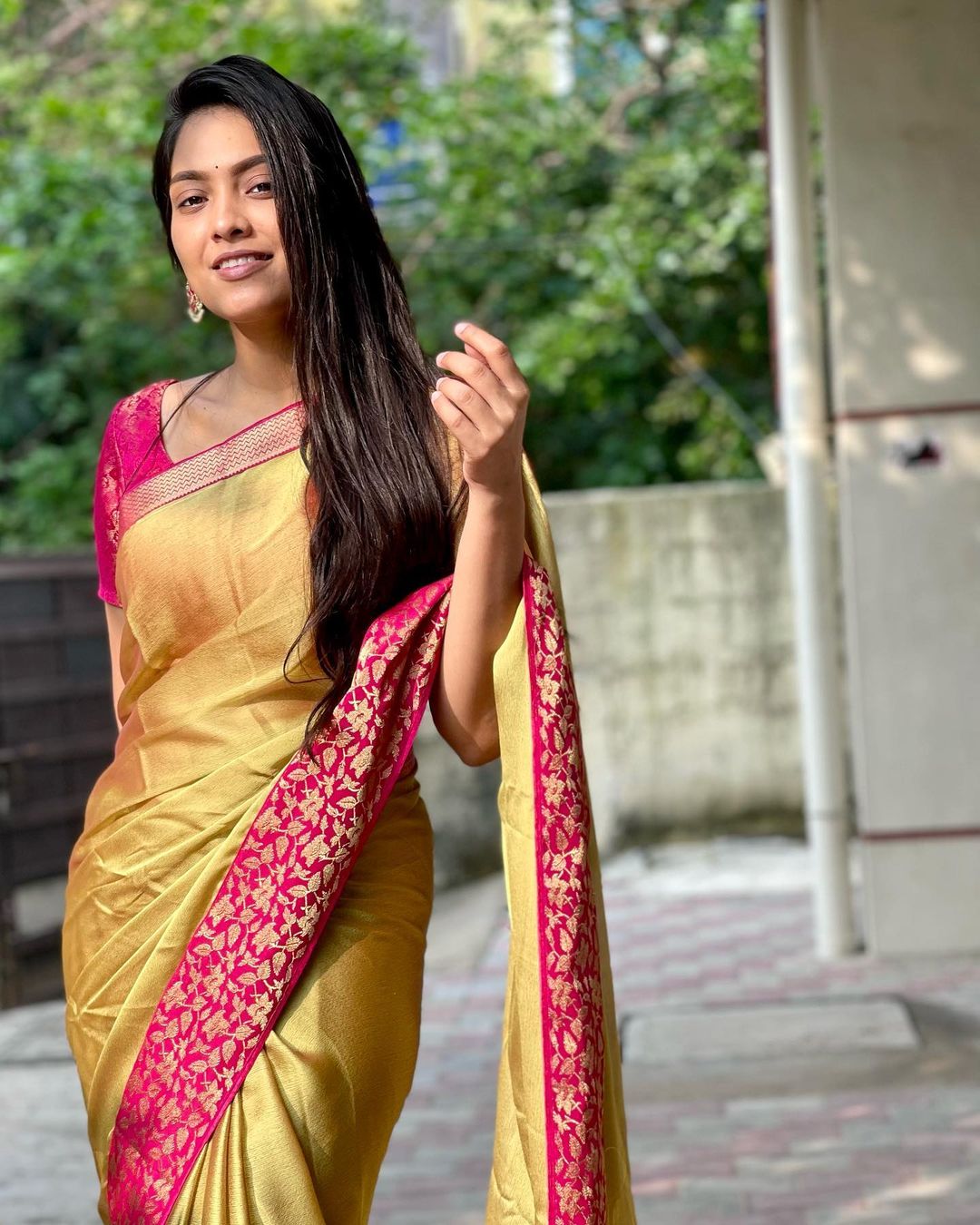 Pavithra Janani in yellow and pink saree