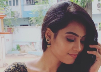 Pavithra Janani in open hair and Saree look