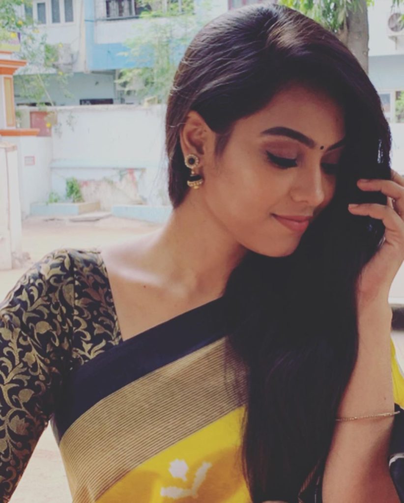 Pavithra Janani in open hair and Saree look