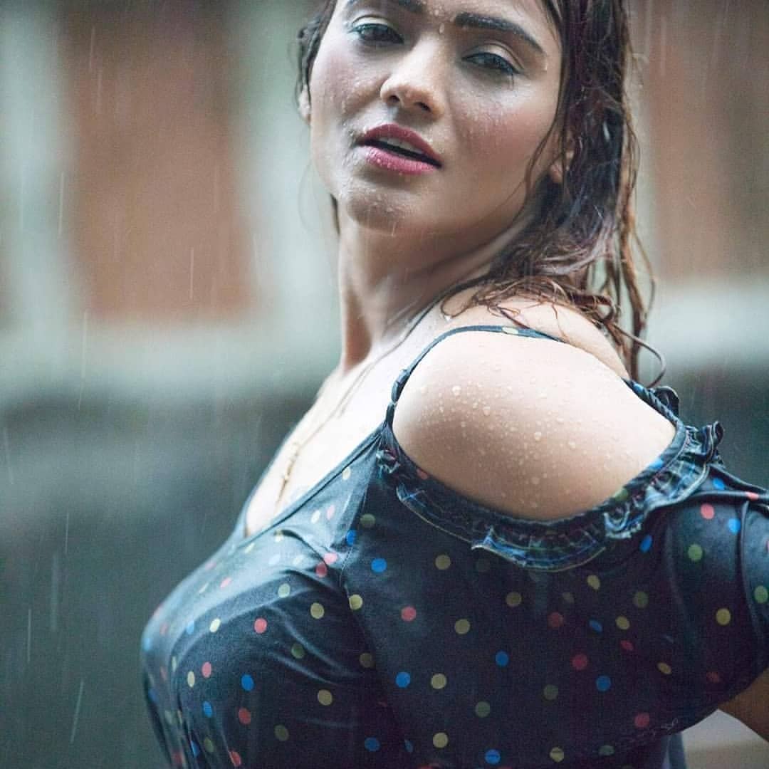 Jinnie Jaaz enjoying rain in black top