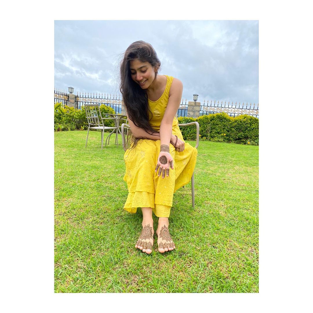 Sai pallavi in yellow dress 