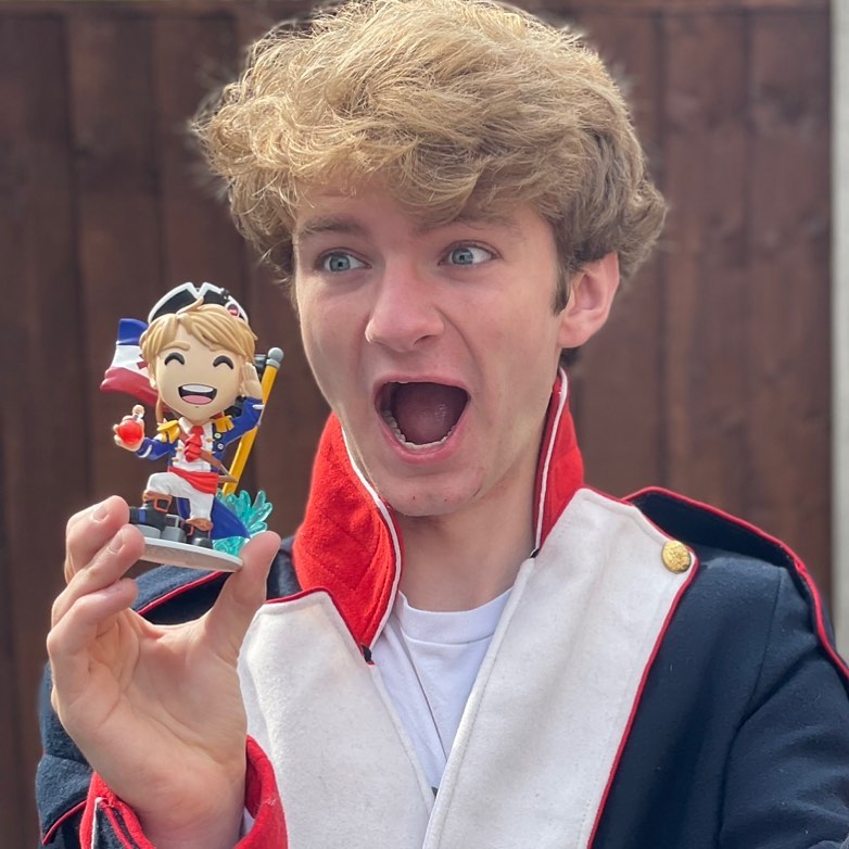 Tommyinnit with Yootzoo in his hand