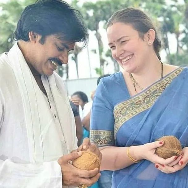 Pawan Kumar with his wife Anna Lezhneva in sky blue saree