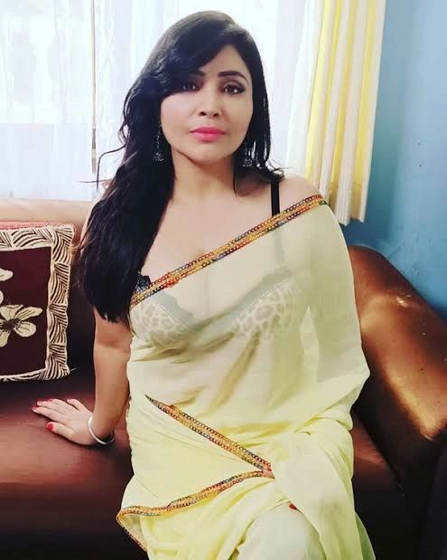 Rajsi Verma with open hair in light yellow saree