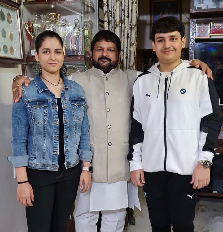 Naina Jaiswal with her father and brother