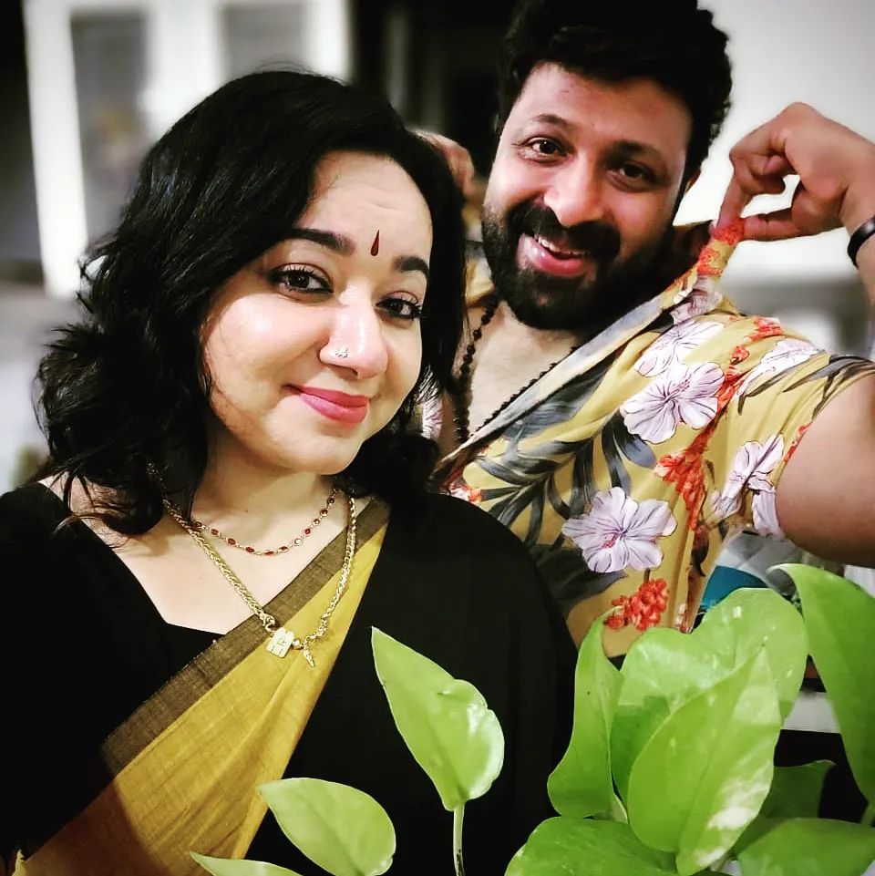 Chandra Lakshman in black saree with her husband Tosh Christy